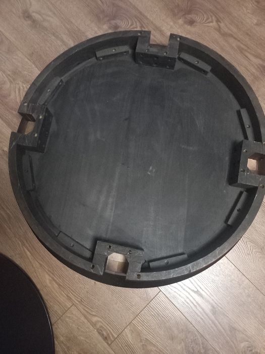 Кръгла дървена маса