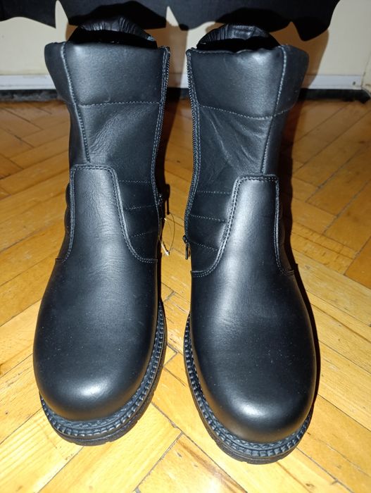 Зимни обувки (боти),нови.