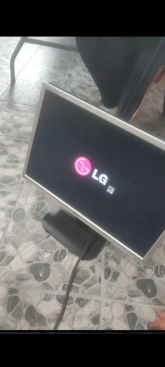 Vând monitor LG deoarece sta degeaba în casă