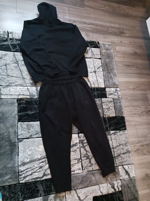 Vând trening nike de barbati!