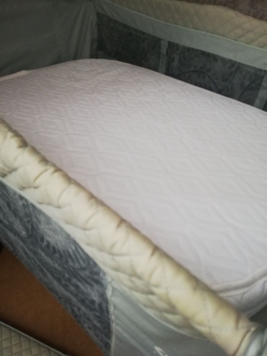 Продам кровать манеж с матрасом