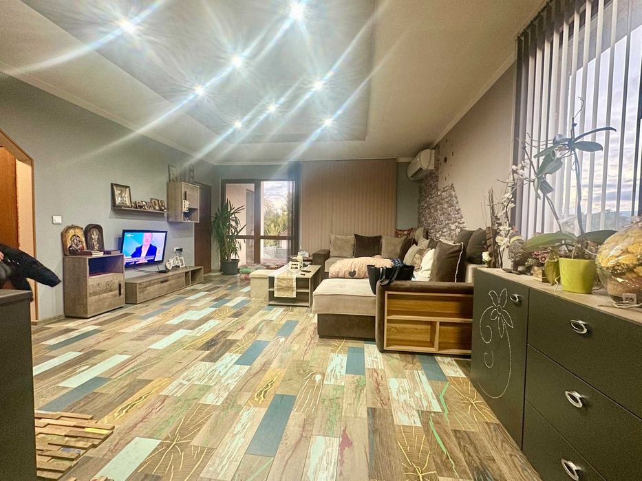 Продава къща в с. Лесново