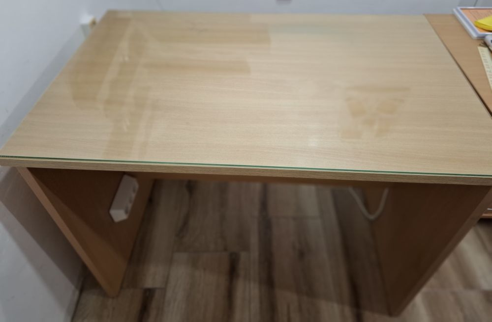 Офис бюро със стъкло