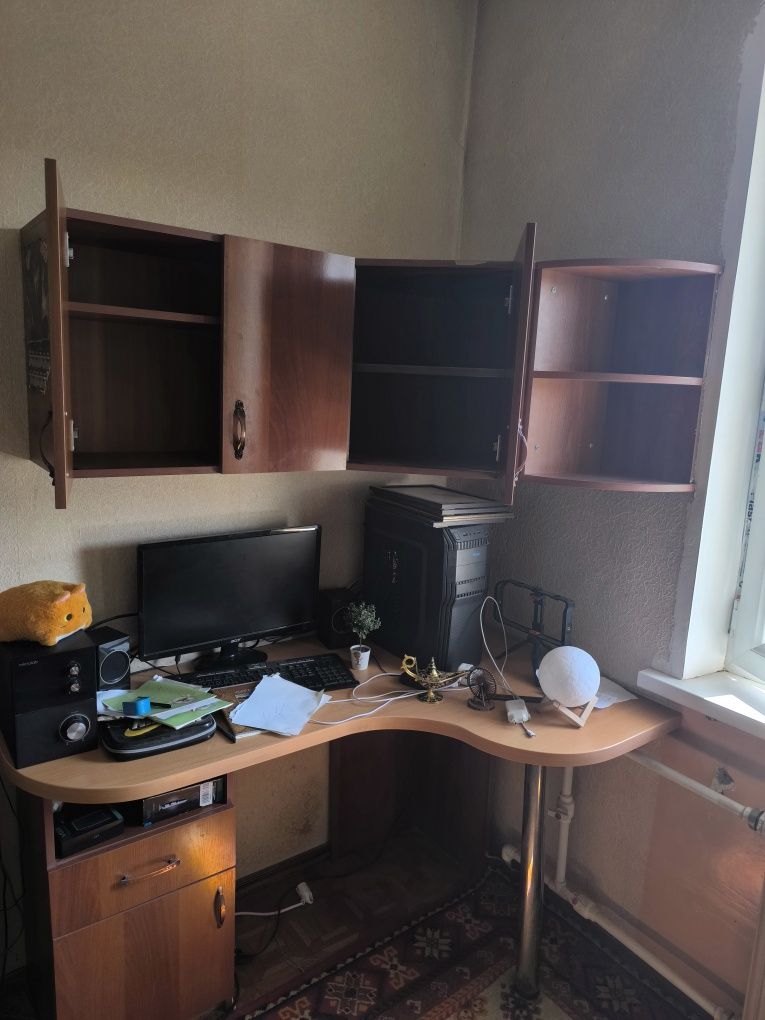Продается письменный стол  и полки  Б/У