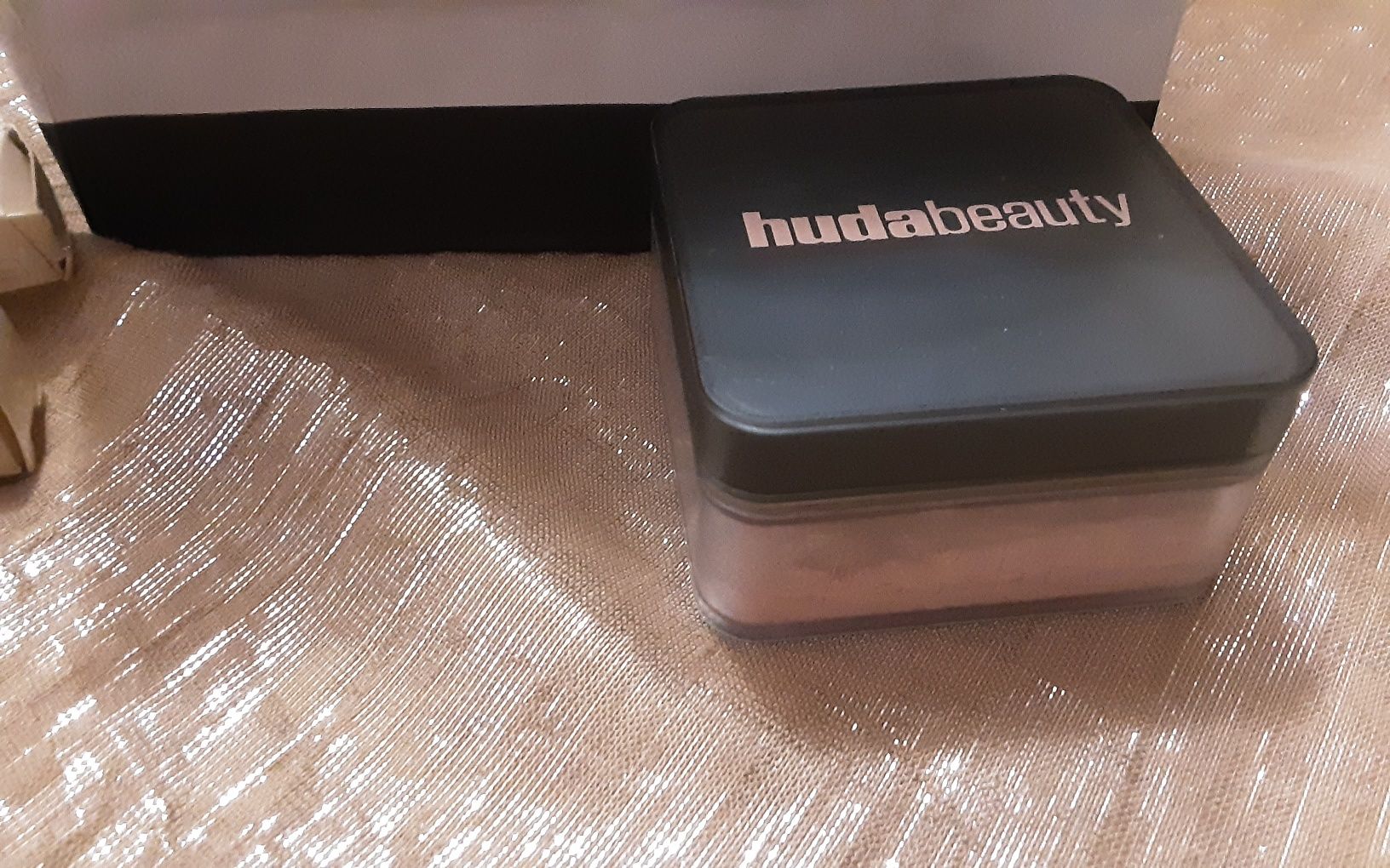 Rhode гланцове и HUDA BEAUTY cherry blossom cake