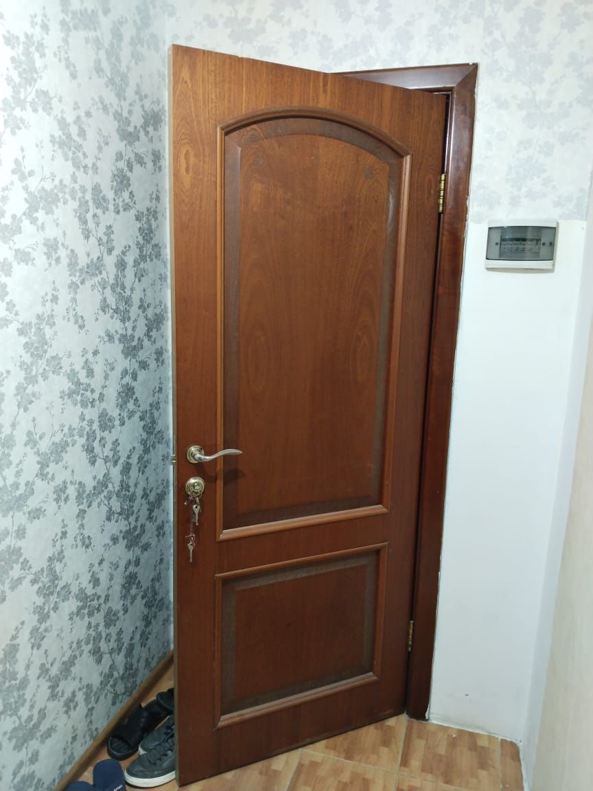 Продам дверь из дерева.