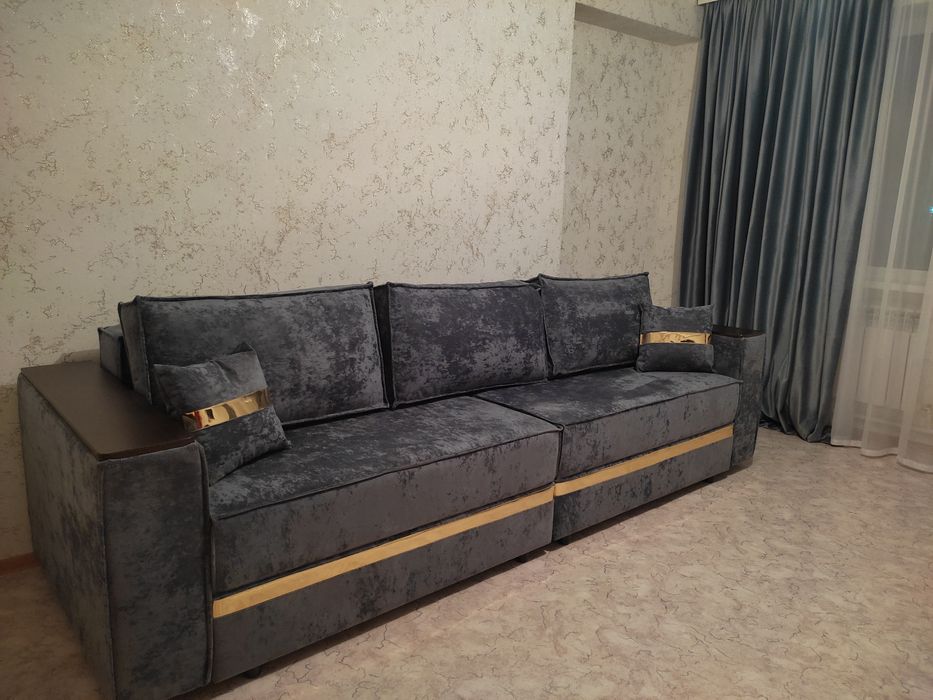 Диван новый. В стиле лофт очень богато смотрится.