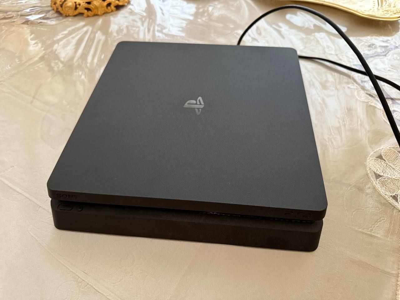 Playstation 4 slim 1TB sotiladi