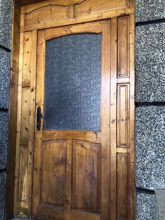 Дървена входна врата