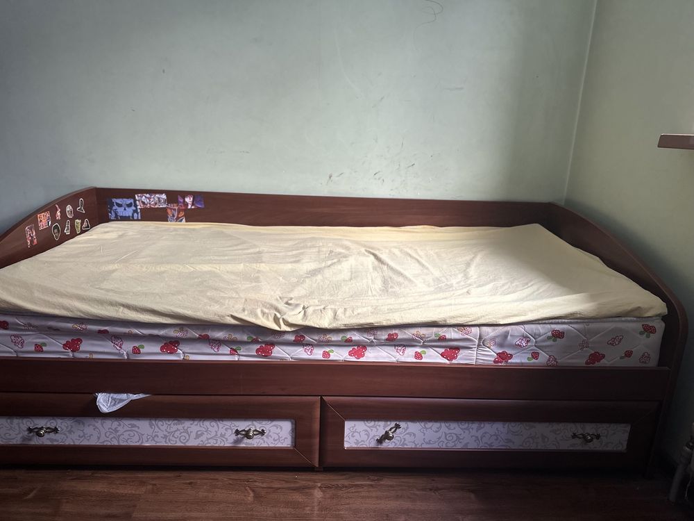 Кровать 1 спальную с матрасом за 10000