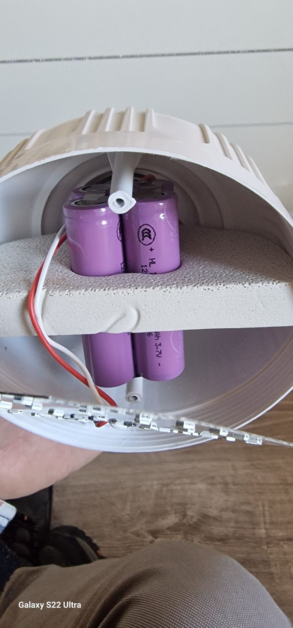 Лед лампа 5v волта 4800mAh батерия 300w мощност . За къмпинг риболов .