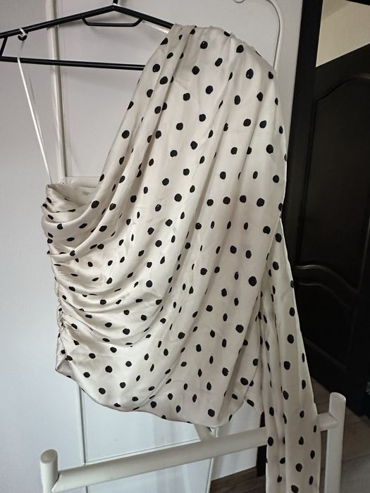 Top asimetric Zara cu buline – nou, elegant și modern