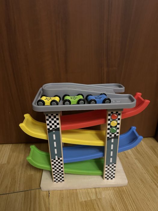 Rampa etajata cu masinute de curse si carte puzzle cu animale