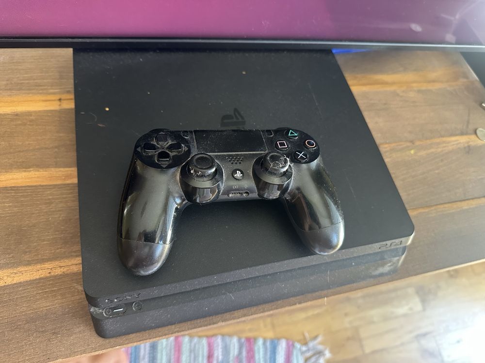 PlayStation 4 Slim 1TB + 2 джойстика + 7 игри