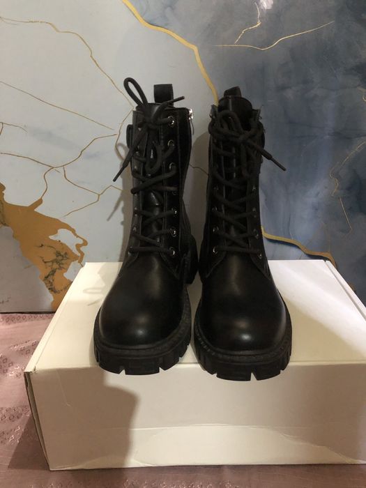 Продаютсса новые женские сапожки.