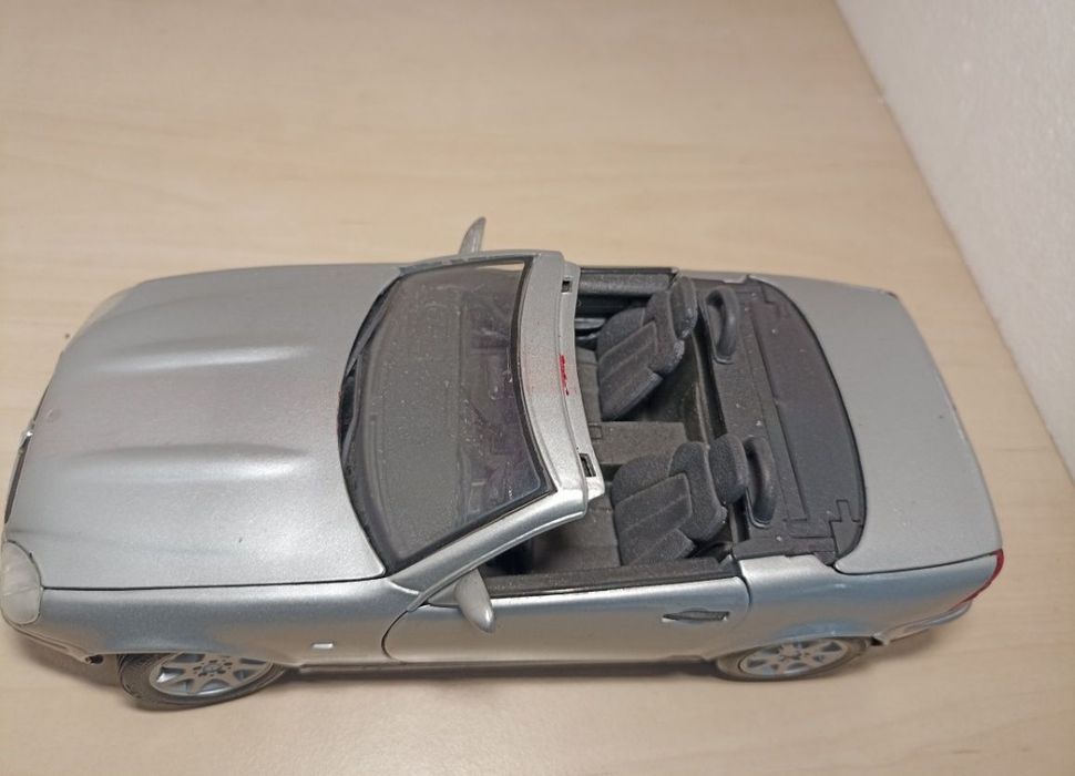 Mercedes SLK 
Scara 1:18
Maisto 

Fotografiile fac parte din descriere