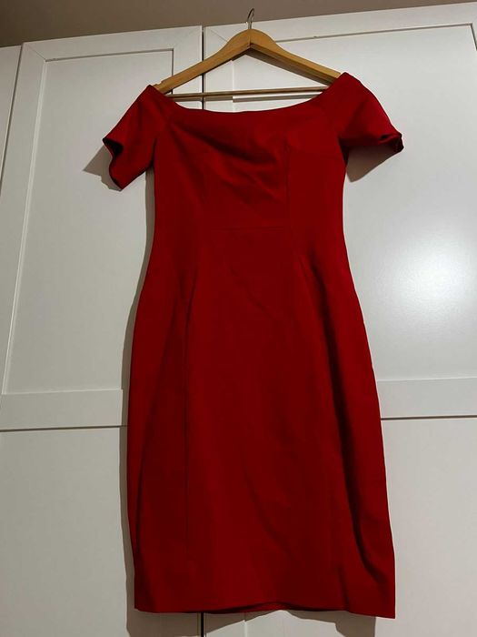 Стилна червена рокля в отлично състояние