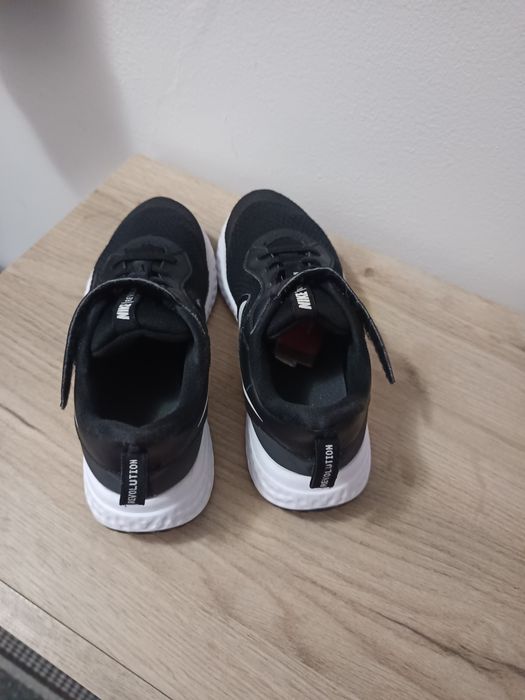 Adidași Nike Revolution