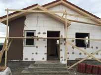 Construiesc case pe structură metalică cu panou sandwich