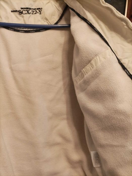 Дамско бяло яке с ципове и подвижна качулка