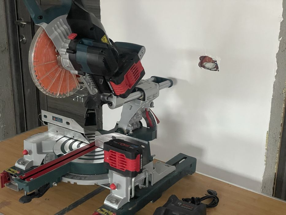 Bosch circular stationar pe acumulator 18v