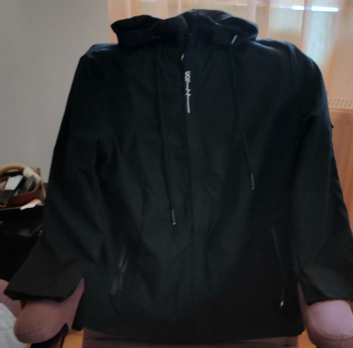 Jachetă cu glugă  nouă, antivant,ploaie.