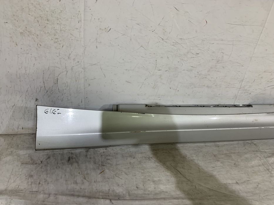 Prag stanga BMW Seria 1, E87, 2005, 2006, 2007, 2008, 2009, 2010, 2011, cod origine OE 51777184353.