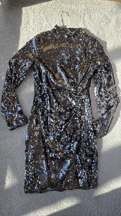 Бляскава новогодишна рокля Mango