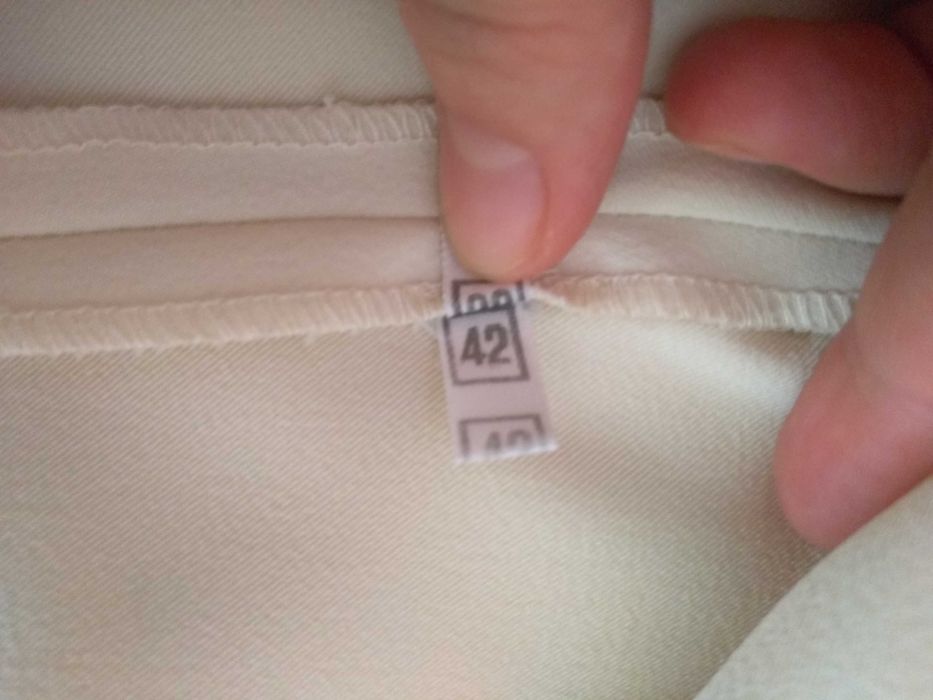 Елегантен дамски костюм 42 размер . Подарък дамски топ