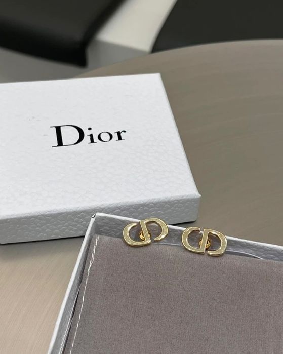 Обеци на марката Dior