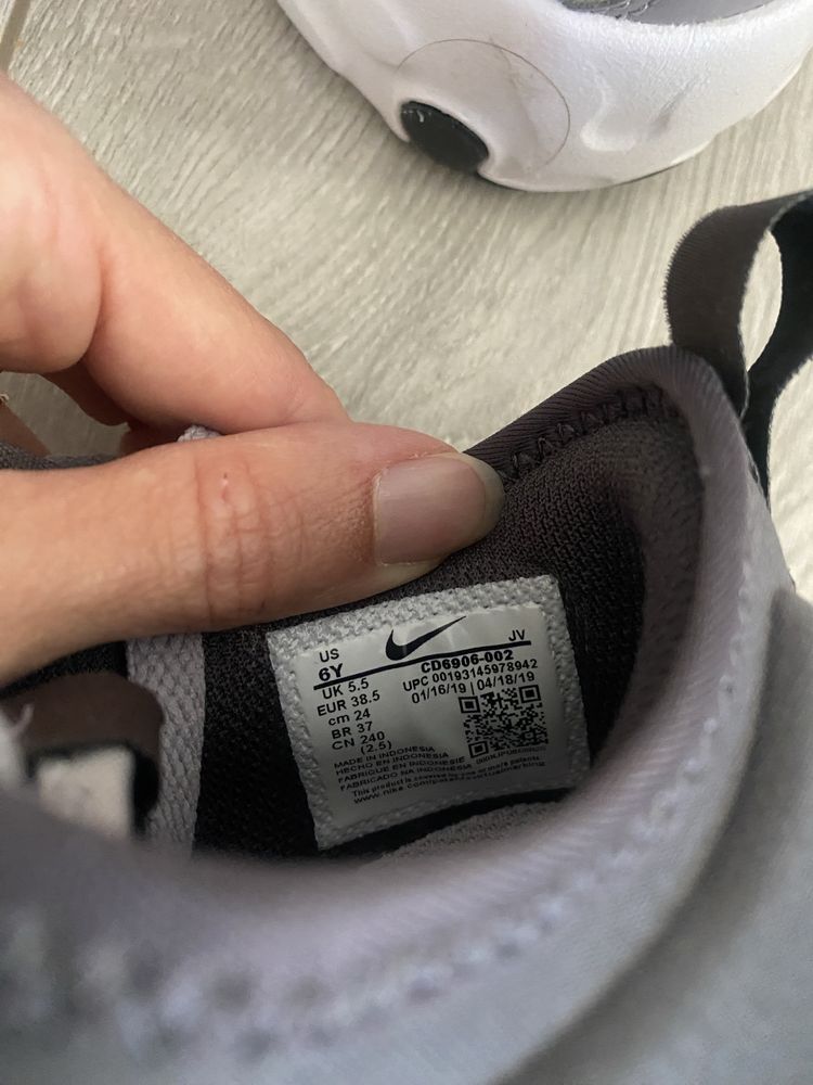 Нови оригинални маратонки Nike Renew