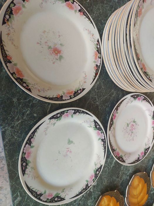 Продам тарелки большие для вторых блюд.