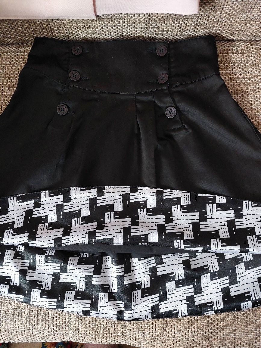 Fusta minunata din satin, design deosebit
