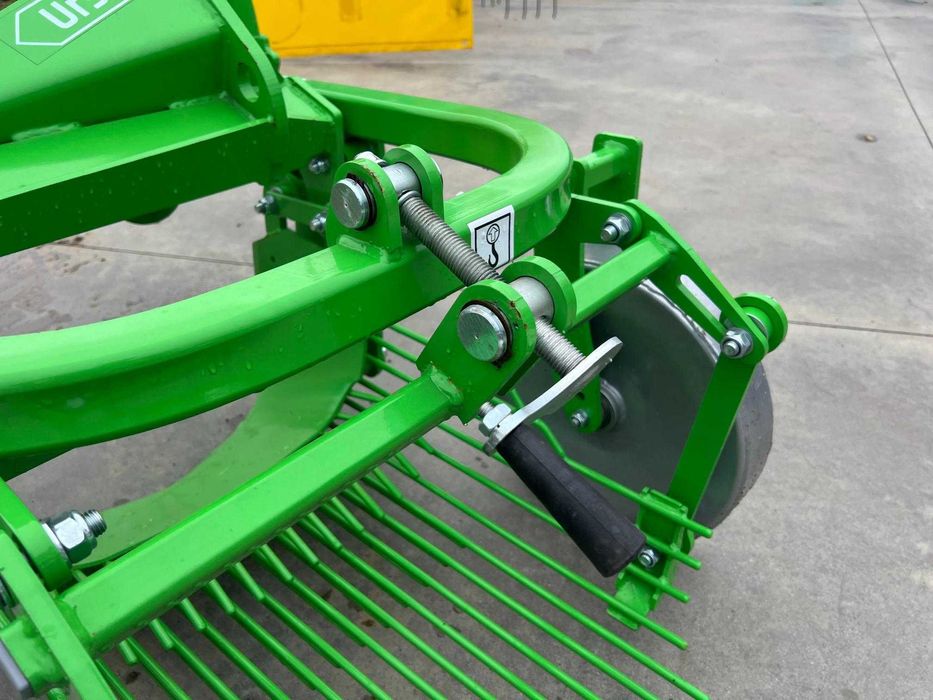 Utilaj nou recoltat cartofi, jug intr-o parte, lateral, spate Agramix