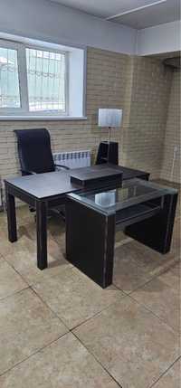 Кожанный стол, приставной стол, светильник-этажерка и офисное кресло