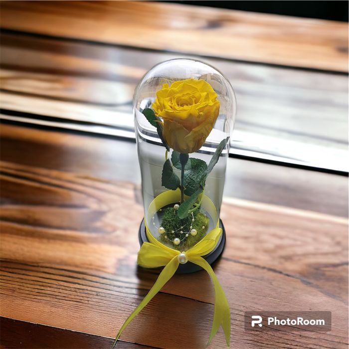 Trandafir criogenat galben in cupola de sticla