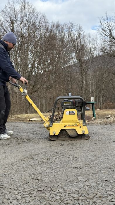 Utilaje de inchiriat Sovat Excavatii Curatire Demolari Piconare Macara