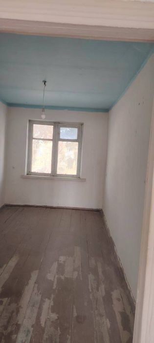 kogon shaxrida  2 etajlik  domni 2 etajida 2 xonalik kv sotiladi fakel