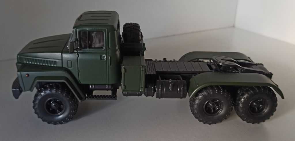 Macheta KrAZ 260 V Cap Tractor verde - MCG 1/43