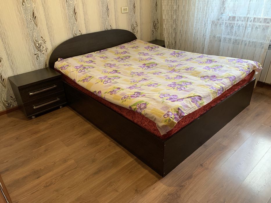 Кровать 200 на 160 и две прикроватные тумбы