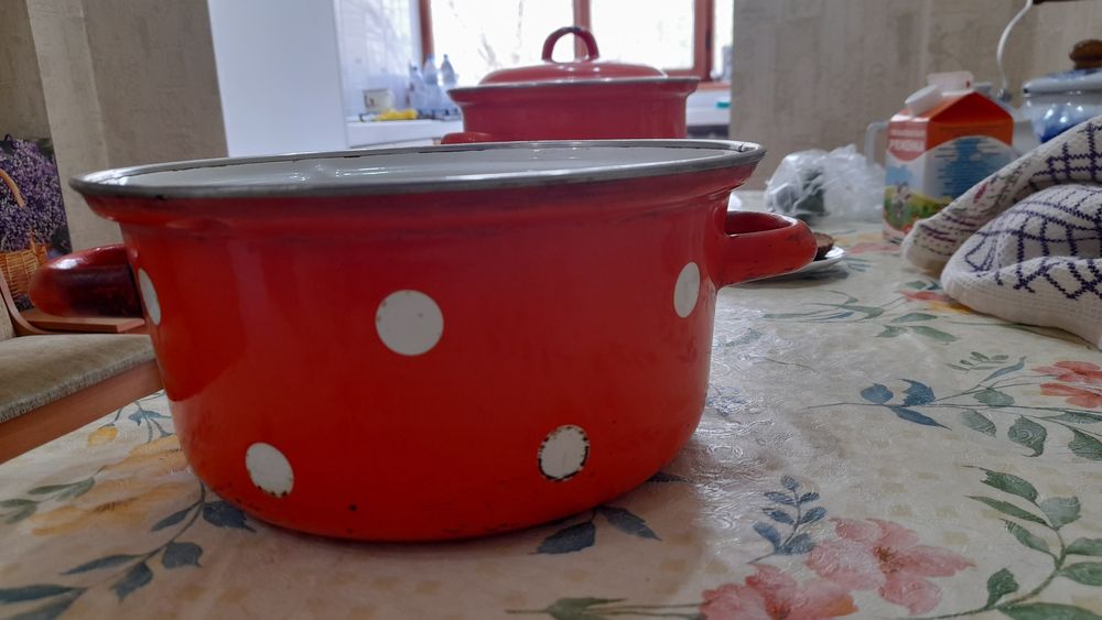 Эмалированные кастрюли