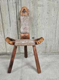 Ръчно изработено трикрако столче с фрезовани елементи