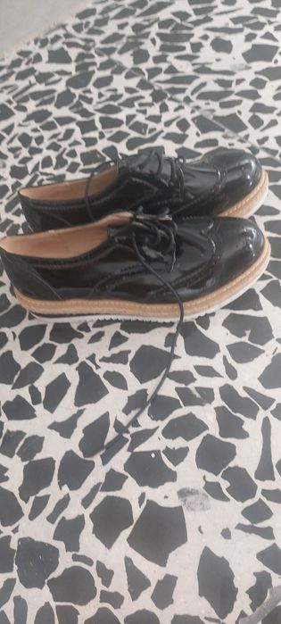 Vând pantofi  noi moderni pentru femei