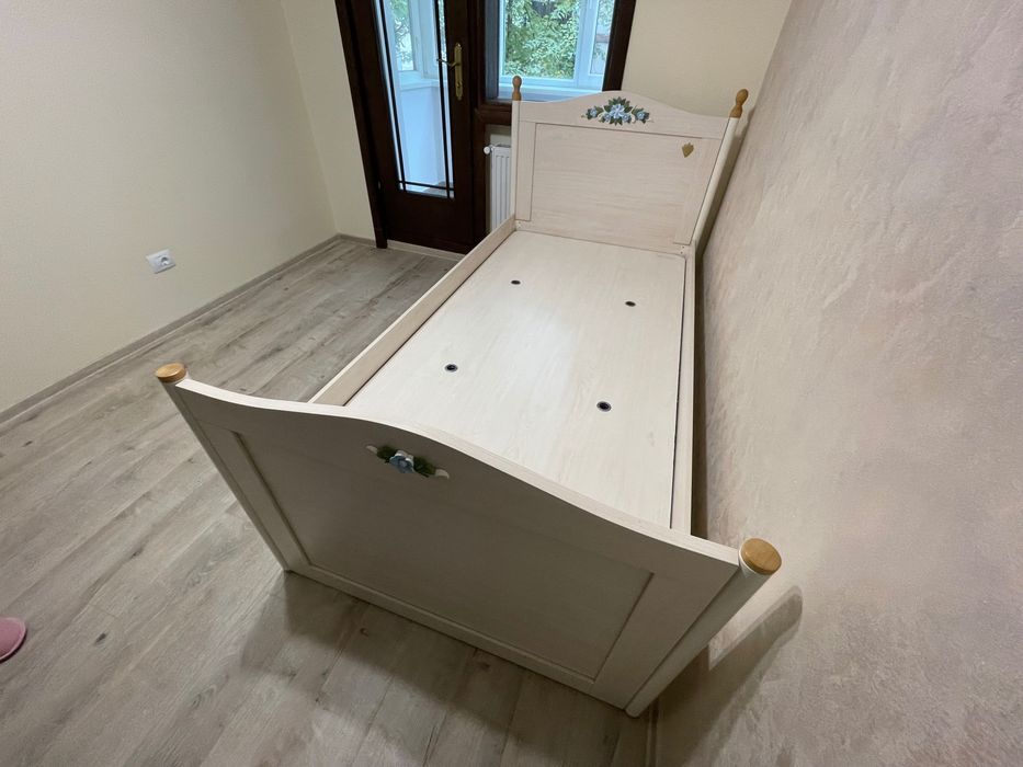 Vând apartament 4 camere etaj 1