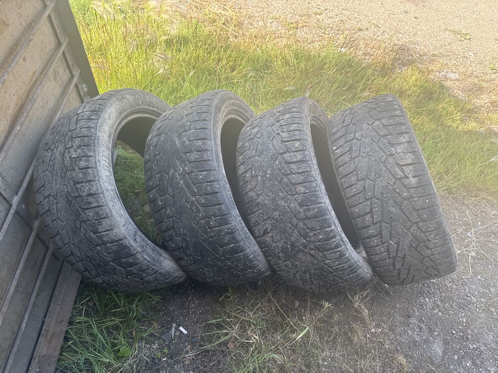 Продам комплект зимних шипованых шин на 17