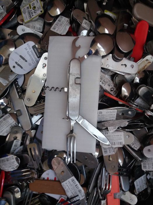 Briceag cu cutit lingurita furculita tirbuson desfacator sticle pensa