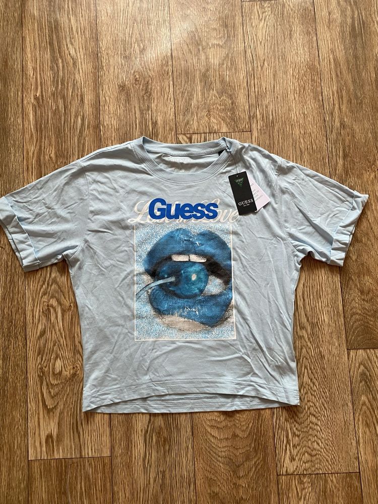 Тениска Guess с етикет