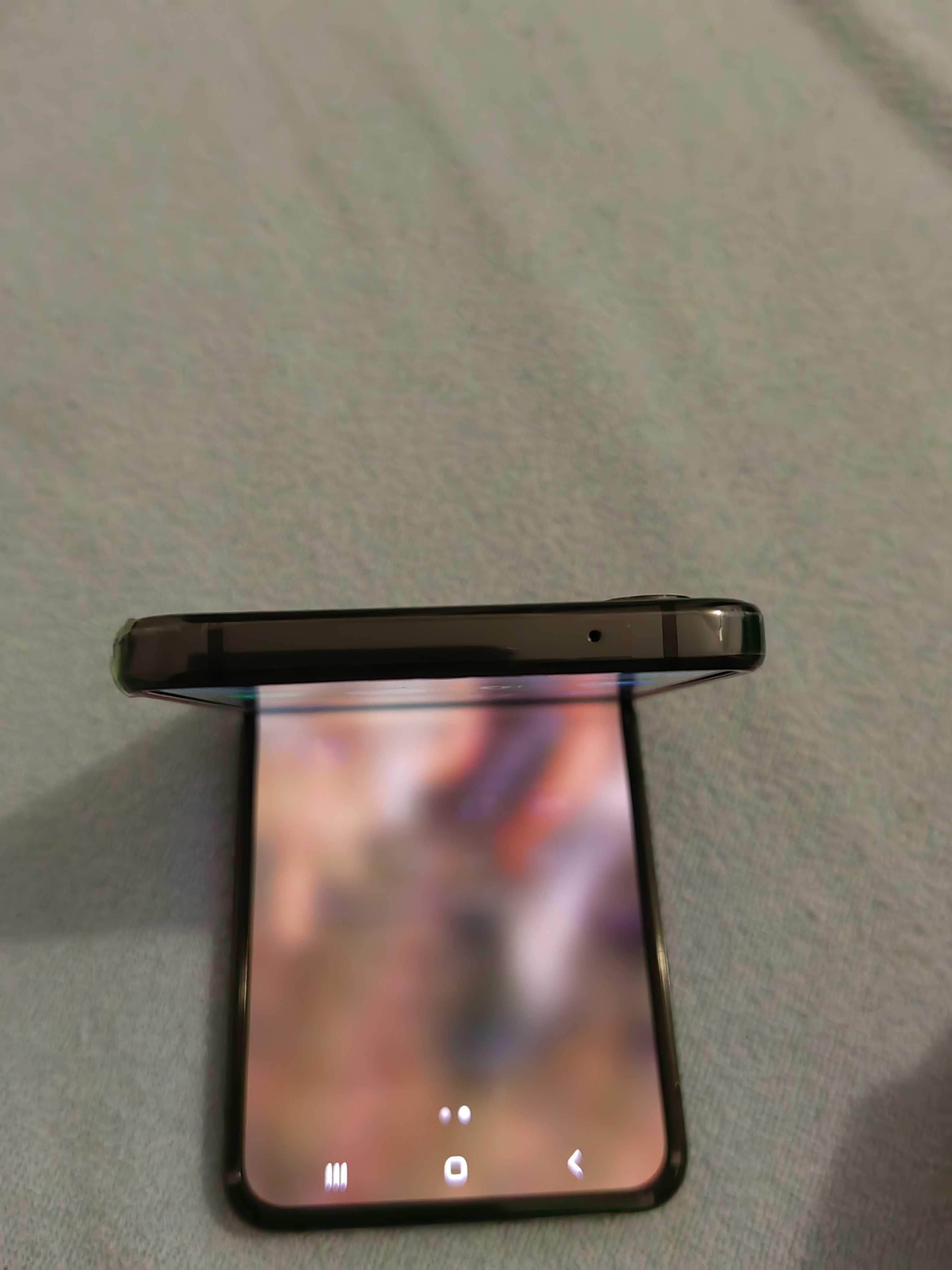 Vând Samsung flip 4 în stare perfecta cu folia pe el!