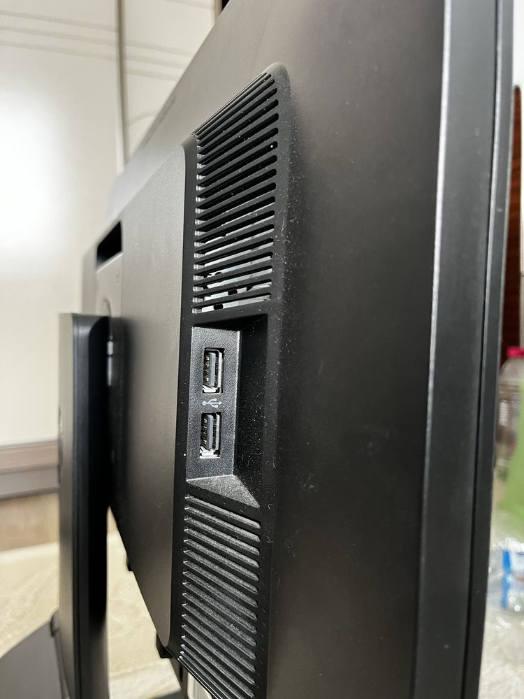 Продавам монитор HP E 231