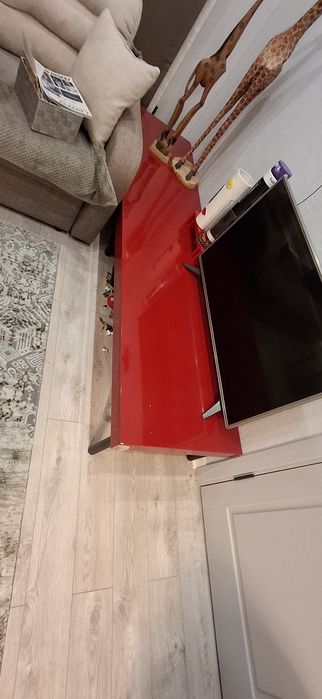 Продам итальянскую полку под тв необыкновенная вещь. Очень добротная.